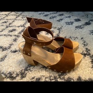 Uxibal leather and wood platform sandals size 8